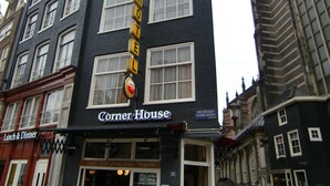 A hotel named 'Corner House' with a sign indicating 'Hôtel' and 'Nieuwezijds Voorburgwal Centrum' in the background. - Hotel Corner House (Amsterdam)