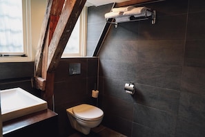 Shower, free toiletries, towels