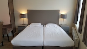 Triple Room | In-room safe, desk, iron/ironing board, free WiFi