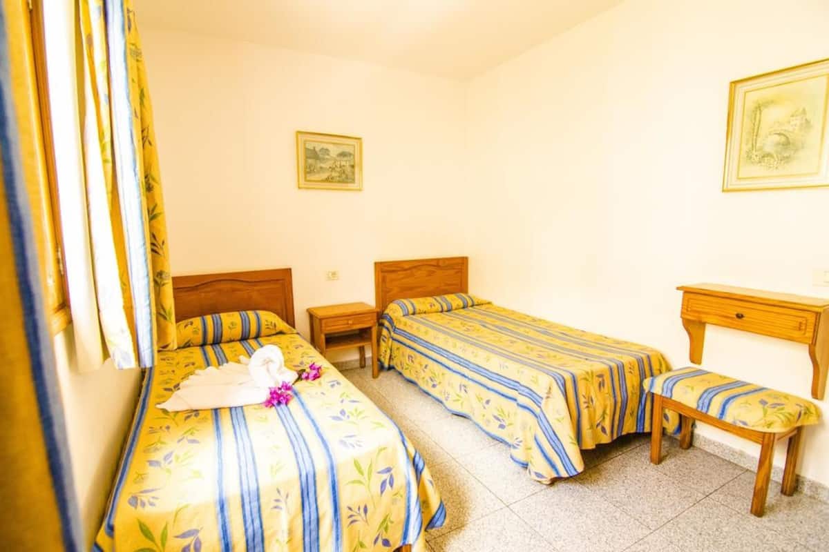 Apartamento básico, 1 habitación, terraza, vistas a la piscina | 1 dormitorio, caja fuerte, cortinas opacas y cunas gratuitas