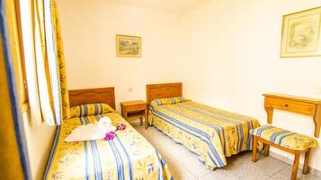 Apartamento básico, 1 habitación, terraza, vistas a la piscina | 1 dormitorio, caja fuerte, cortinas opacas y cunas gratuitas