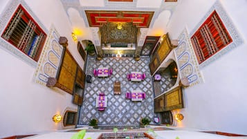 Área de estar no saguão