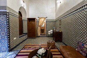 Suite junior, accesible para personas con discapacidad (Mosaique) | Baño | Ducha, artículos de higiene personal gratuitos y secador de pelo