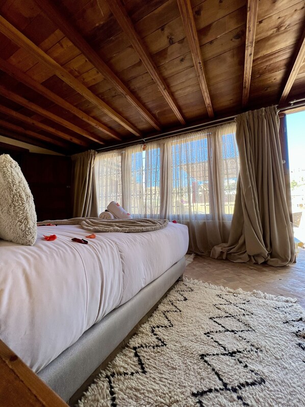 Ropa de cama de alta calidad y caja de seguridad en la habitación