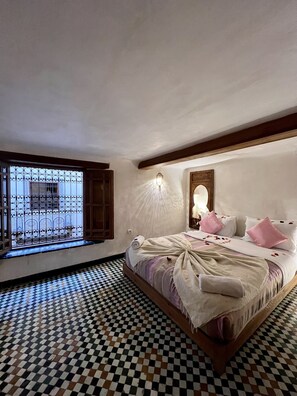 Romantic Suite (Mauve) | Premium bedding, in-room safe, individually decorated - Dar Attajalli (Fes)