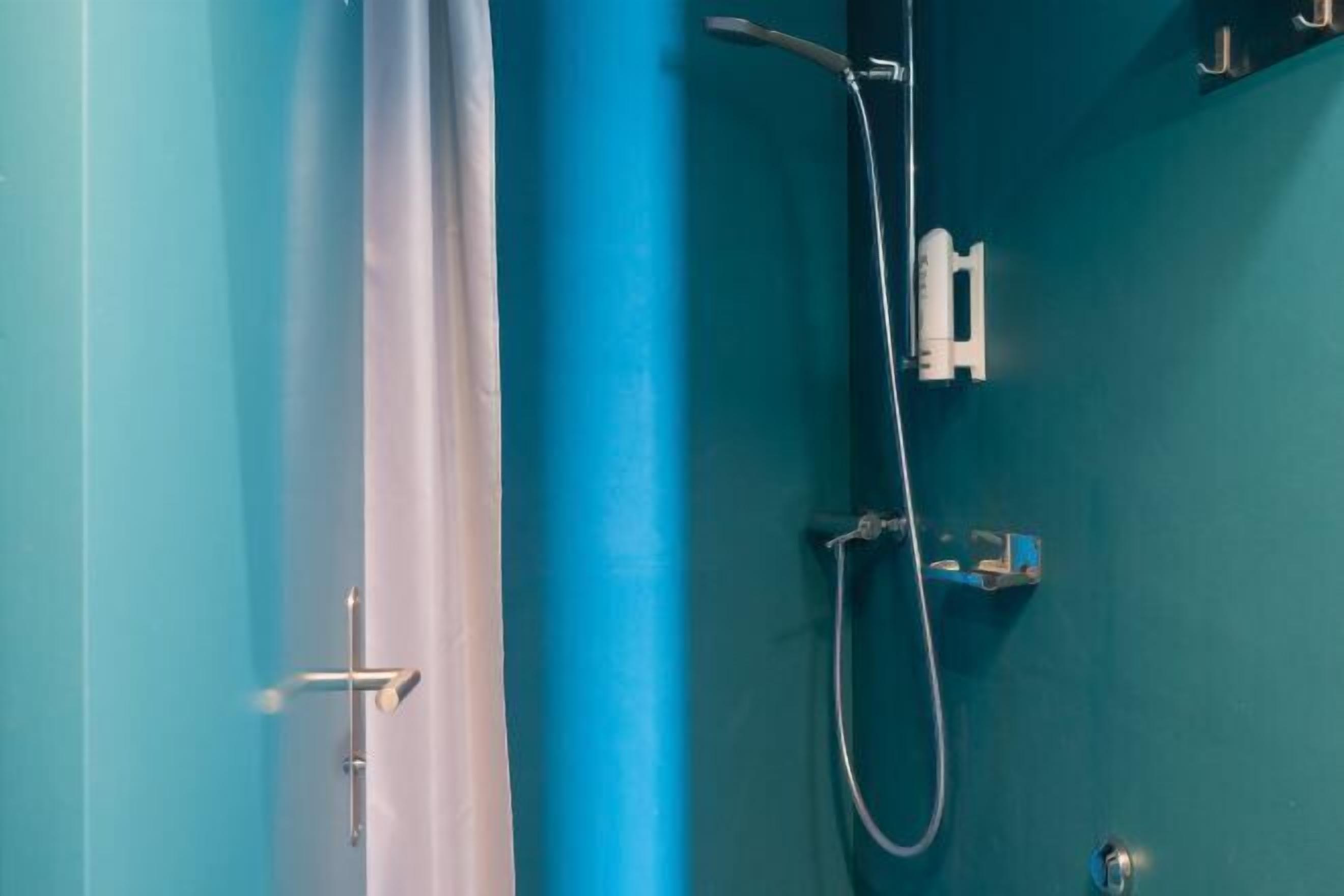 Shower, towels