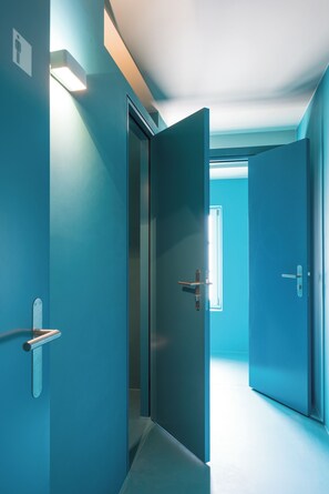 Een douche, handdoeken