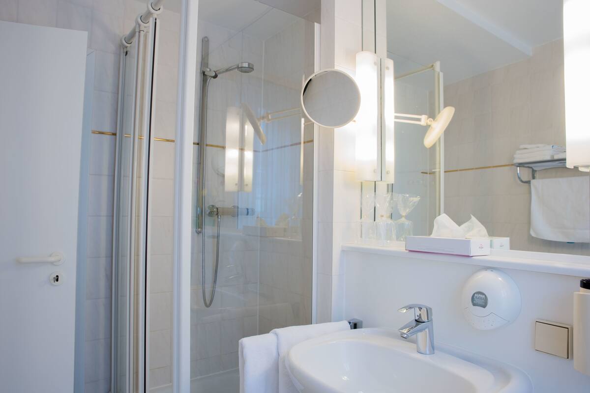 comfort double room | bathroom | free toiletries, hair dryer, towels, soap