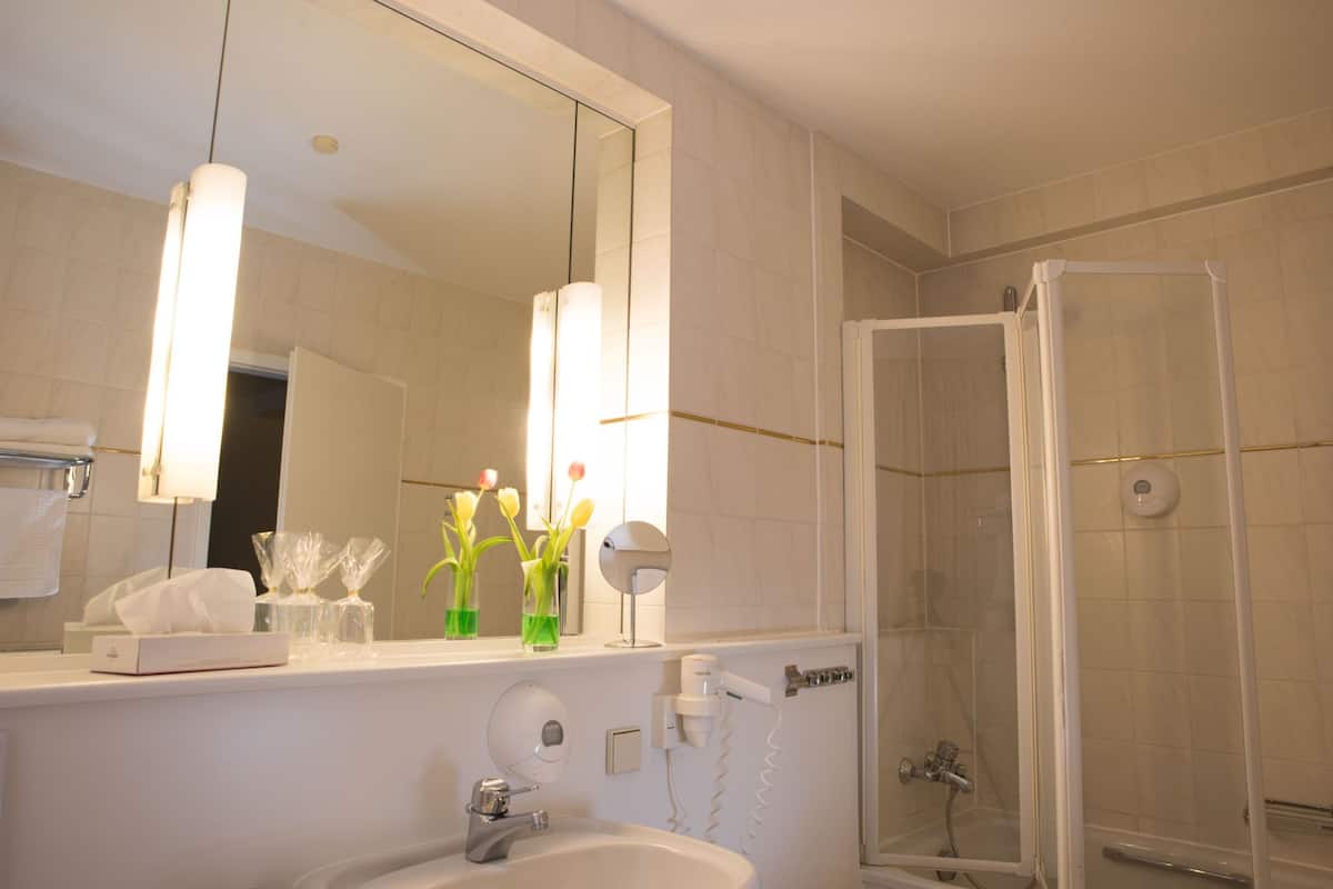 suite | bathroom | free toiletries, hair dryer, towels, soap