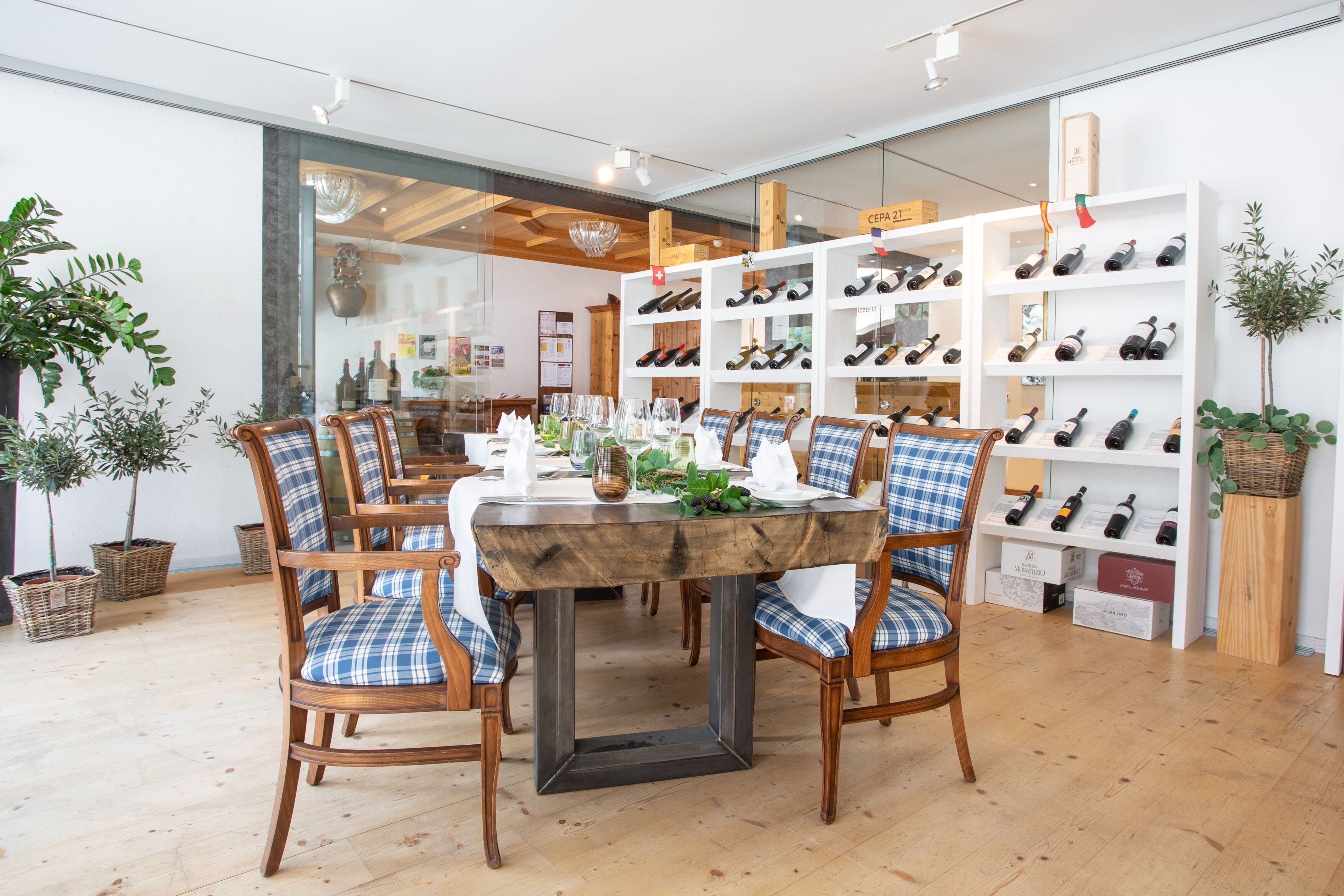 Lunch and dinner served, Italian cuisine