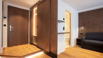 Ein modernes Interieur mit Holzboden, einer Schiebetür, einer Couch und einer eingebauten Sitzbank.