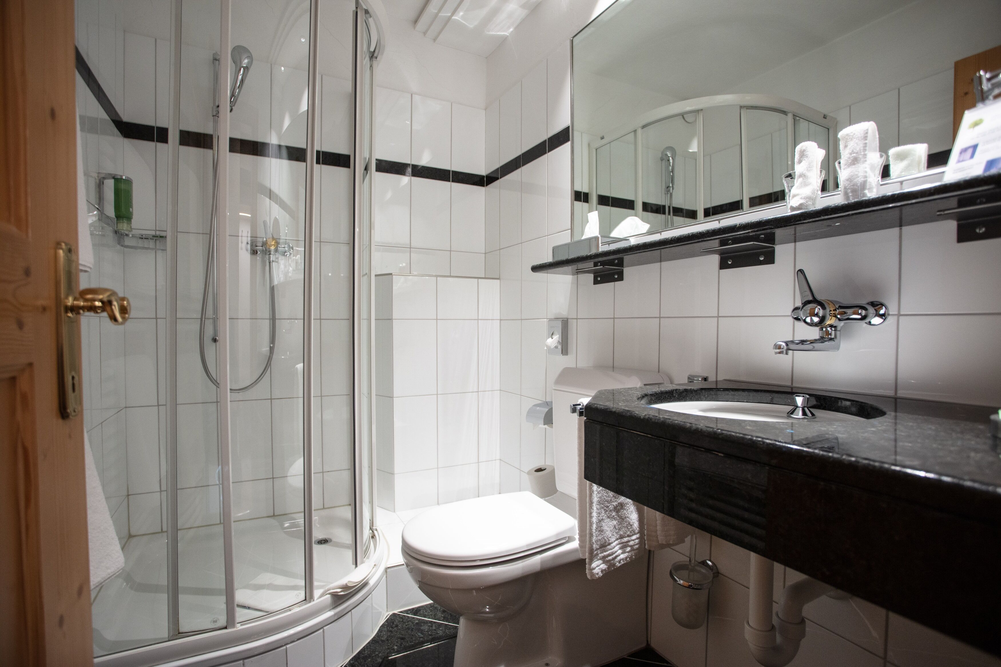 standard double room | bathroom | free toiletries, hair dryer, towels, soap