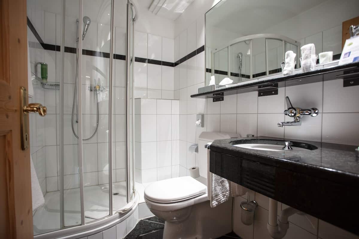 standard double room | bathroom | free toiletries, hair dryer, towels, soap