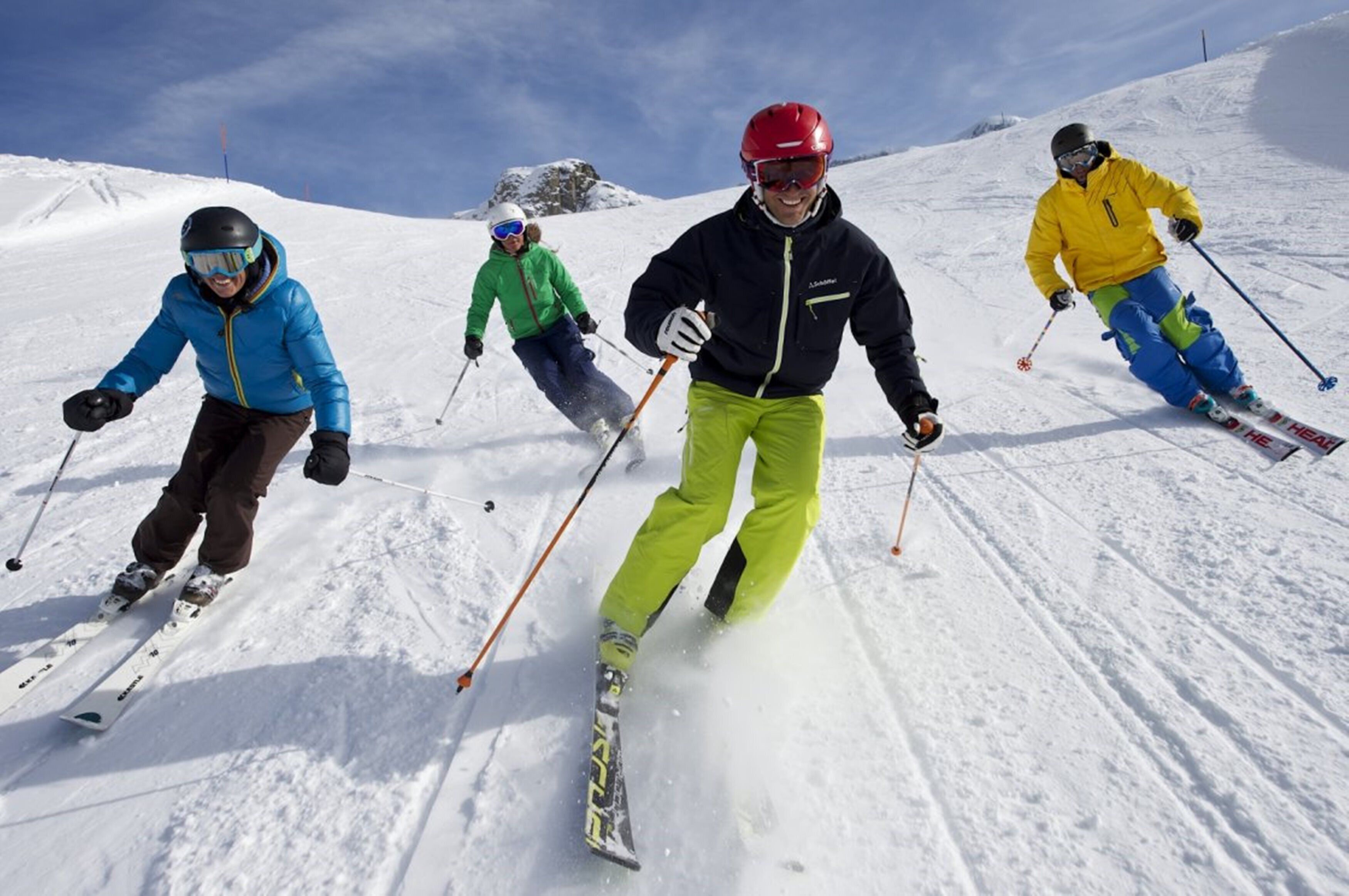 Skiere på en sneklædt skibakke.