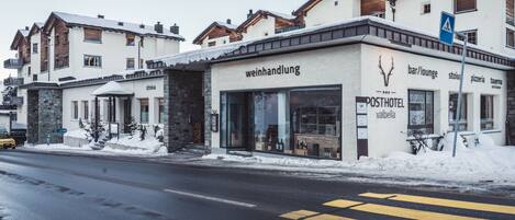A hotel with a stone facade, a bar/lounge, and a pizza restaurant.
