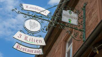 Vista frontal de la propiedad