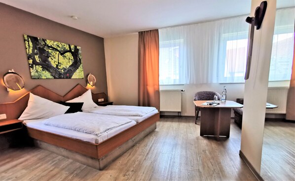 Allergikerbettwaren, Schreibtisch, schallisolierte Zimmer