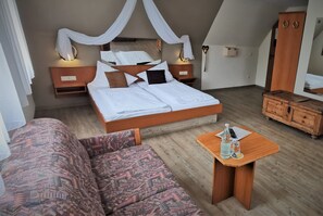 Hypo-allergenic bedding, desk, soundproofing, iron/ironing board - Hotel Drei Lilien (Werbach)