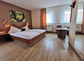 1 quarto, roupas de cama antialérgicas, escrivaninha