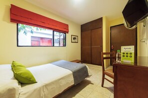 Premium bedding, pillowtop beds, individually decorated - Hotel El Principe (Bucaramanga)