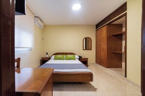 Premium bedding, pillow-top beds, individually decorated - Hotel El Principe (Bucaramanga)