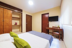 Premium bedding, pillowtop beds, individually decorated - Hotel El Principe (Bucaramanga)