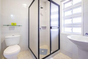 Shower, towels, soap, shampoo - Hotel El Principe (Bucaramanga)