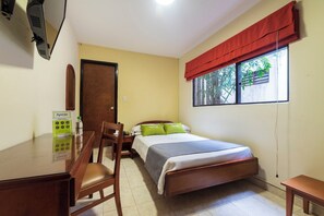 Premium bedding, pillow-top beds, individually decorated - Hotel El Principe (Bucaramanga)