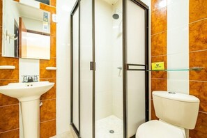 Shower, towels, soap, shampoo - Hotel El Principe (Bucaramanga)