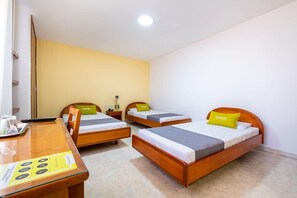 Premium bedding, pillow-top beds, individually decorated - Hotel El Principe (Bucaramanga)