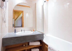 Family Room | Bathroom | Free toiletries, towels - Hôtel Club MMV Le Val Cenis (Val-Cenis)