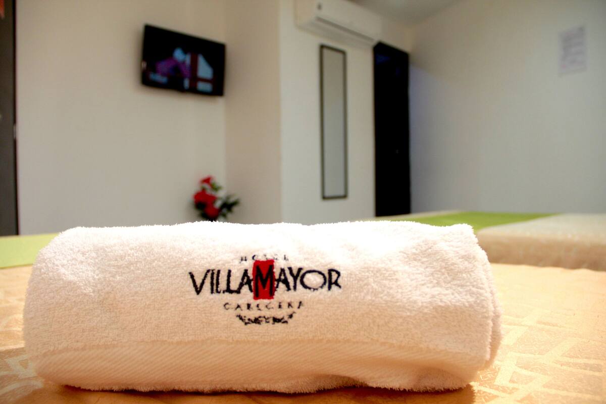 Iron/ironing board, rollaway beds, free WiFi
