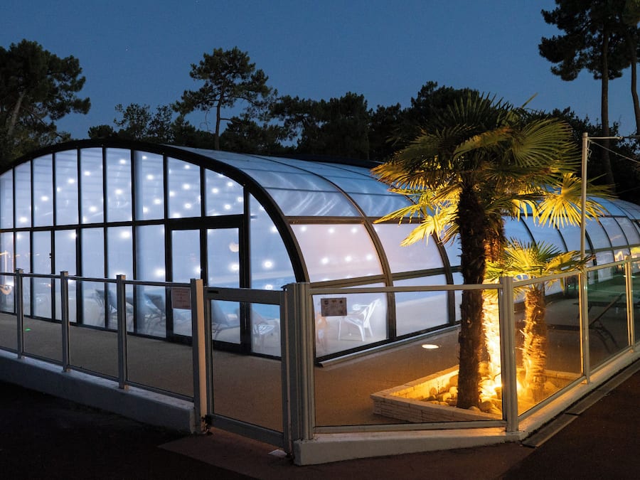 Una piscina al aire libre de temporada