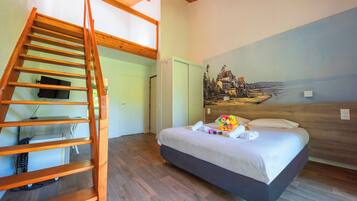 Une chambre avec une échelle en bois, un lit, un tableau et un bureau avec une chaise.