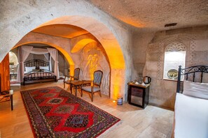 Family Cave Suite | Sängtillbehör av högsta kvalitet, duntäcken och minibar