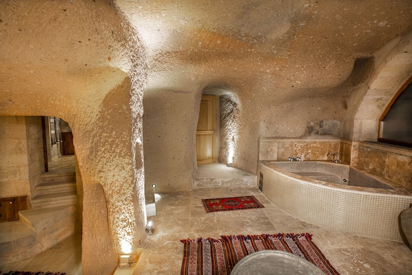 Superior Cave Suite  | Sängtillbehör av högsta kvalitet, duntäcken och minibar
