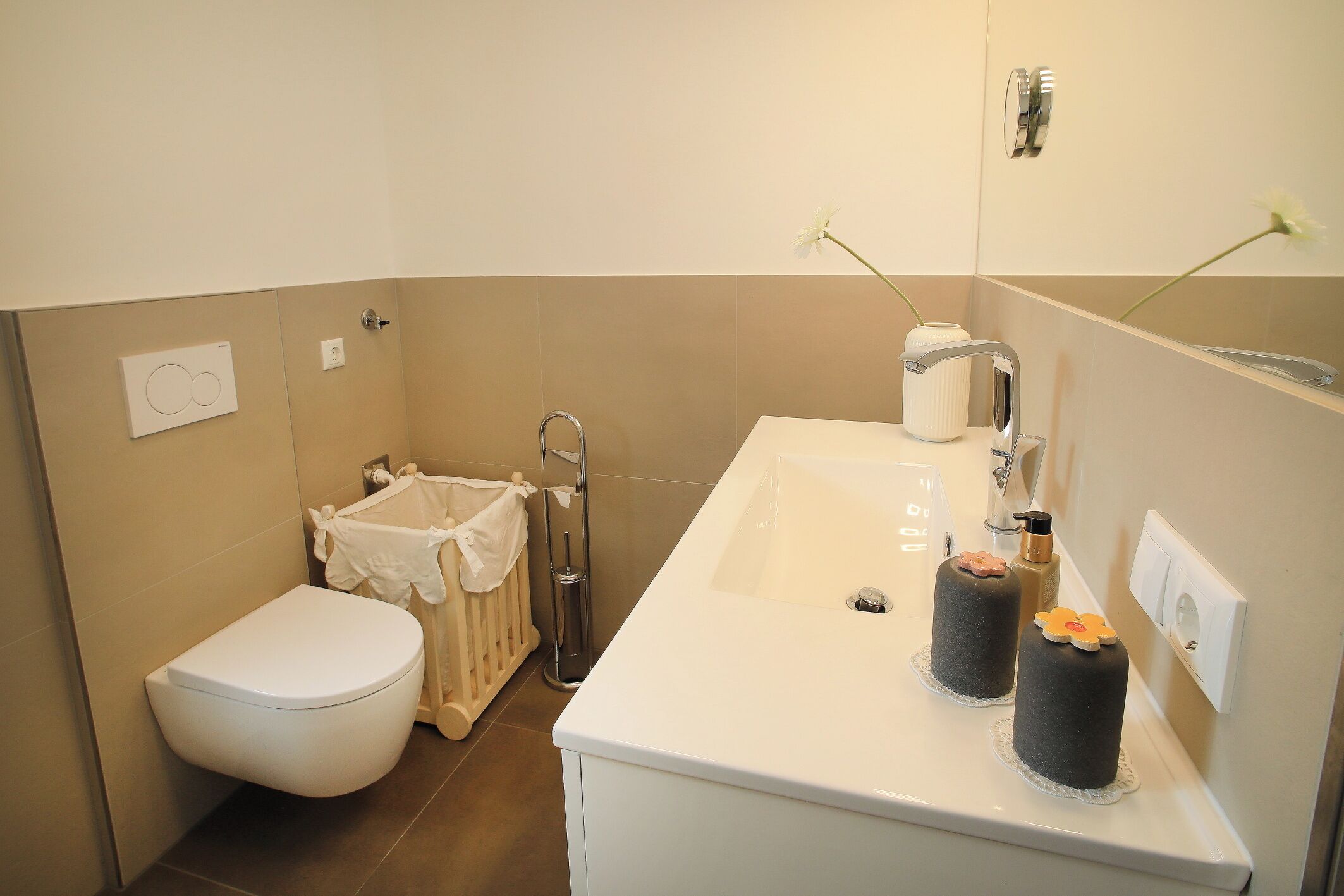 Un baño con inodoro, lavamanos y ducha.