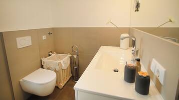 Un baño con inodoro, lavamanos y ducha.