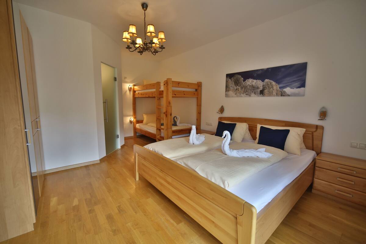 Panoramic Apartment, 1 Bedroom, Mountain View | 1 soveværelse, premium-sengetøj, minibar, strygejern/strygebræt