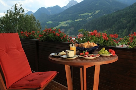 Vista a la montaña. Ferienhaus Viktoria