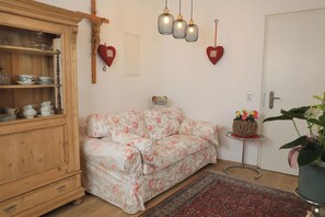 Deluxe Apartment | Living area | Flat-screen TV, heated floors - Ferienhaus Viktoria (Abfaltersbach)