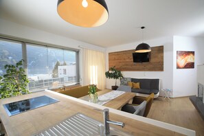 Apartment, 2 Bedrooms, Valley View | Área de estar | TV de tela plana, pisos aquecidos