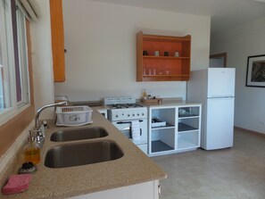 Appartement, 2 grands lits, cuisine, vue partielle sur l'océan | Cuisine privée | Réfrigérateur, micro-ondes (sur demande), four, plaque de cuisson