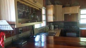 Apartment, 3 Bedrooms, Balcony, Partial Ocean View | Private kitchen | Fridge, microwave, oven, stovetop