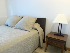 Appartement, 2 grands lits, cuisine, vue partielle sur l'océan | 1 chambre, lits bébé (gratuits), Wi-Fi gratuit