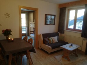 22-英寸纯平电视 （配备卫星频道）、电视