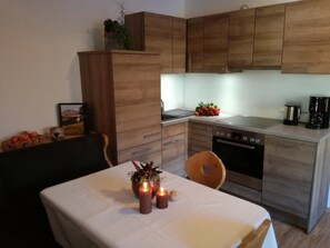 Refrigerador con freezer, horno, placa de cocina, lavavajillas