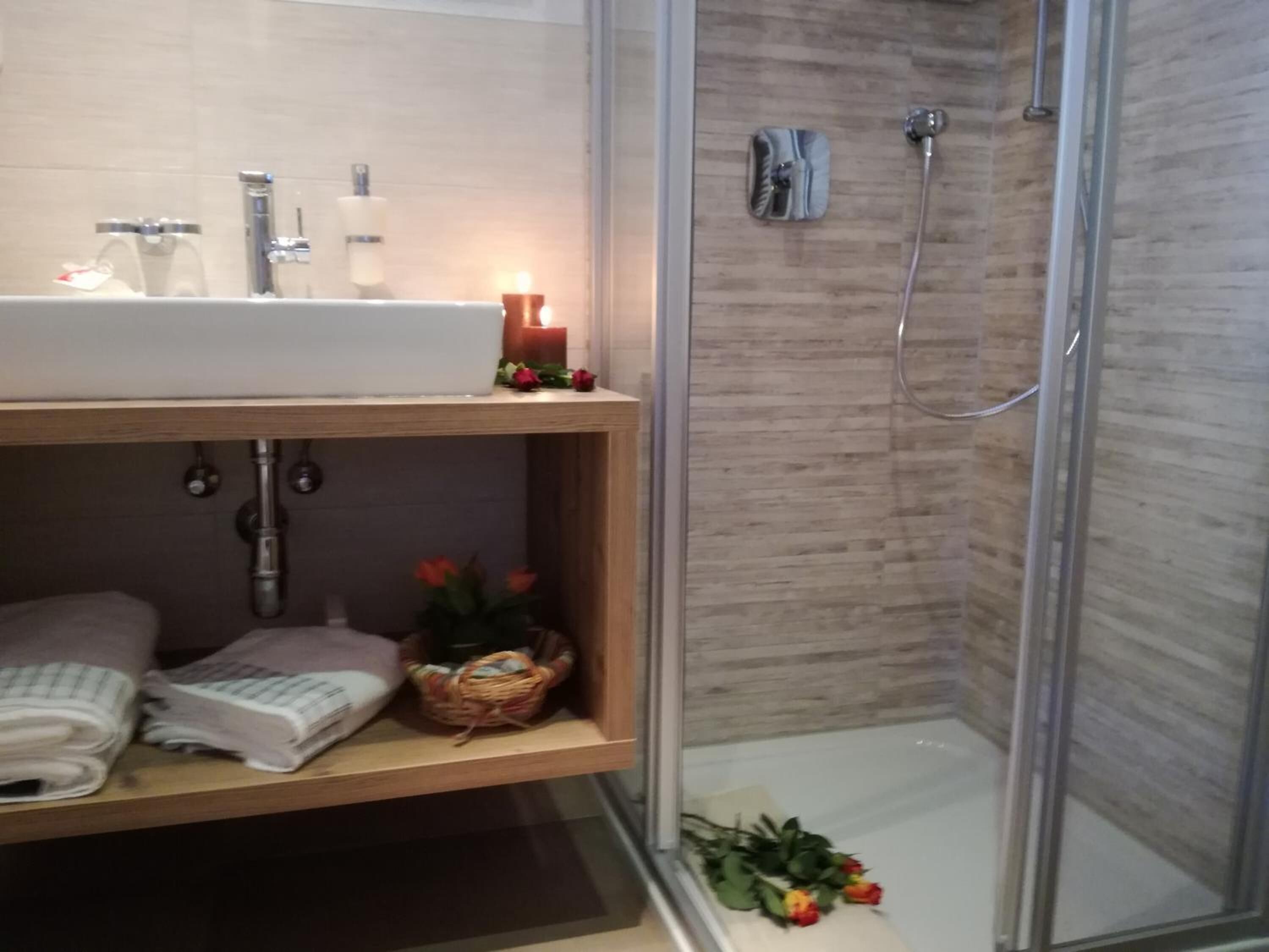 shower, free toiletries, towels