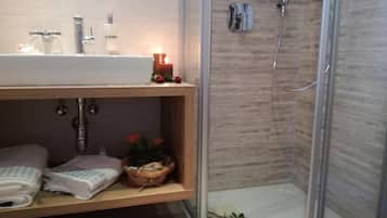 Dusche, kostenlose Toilettenartikel, Handtücher