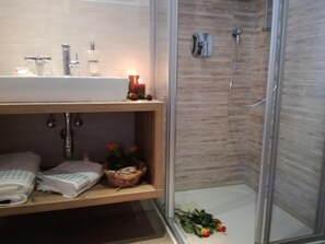 Dusche, kostenlose Toilettenartikel, Handtücher